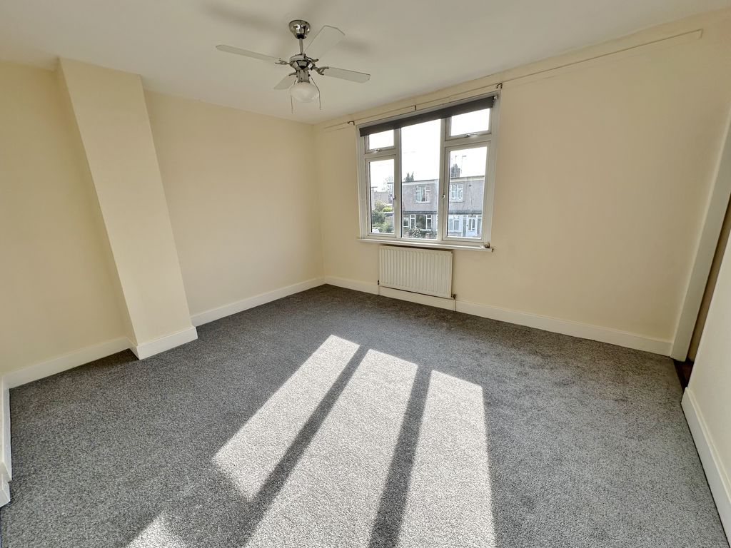 Queen Elizabeth Avenue